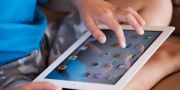 enfant-sur-un-ipad